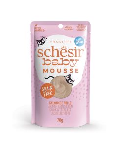 Alimento húmedo para gatitos pequeños tipo mousse, receta de salmón y pollo, de la marca schesir